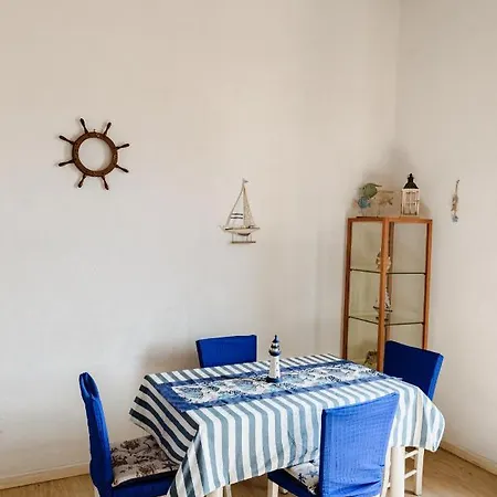 The Lighthouse Apartment *